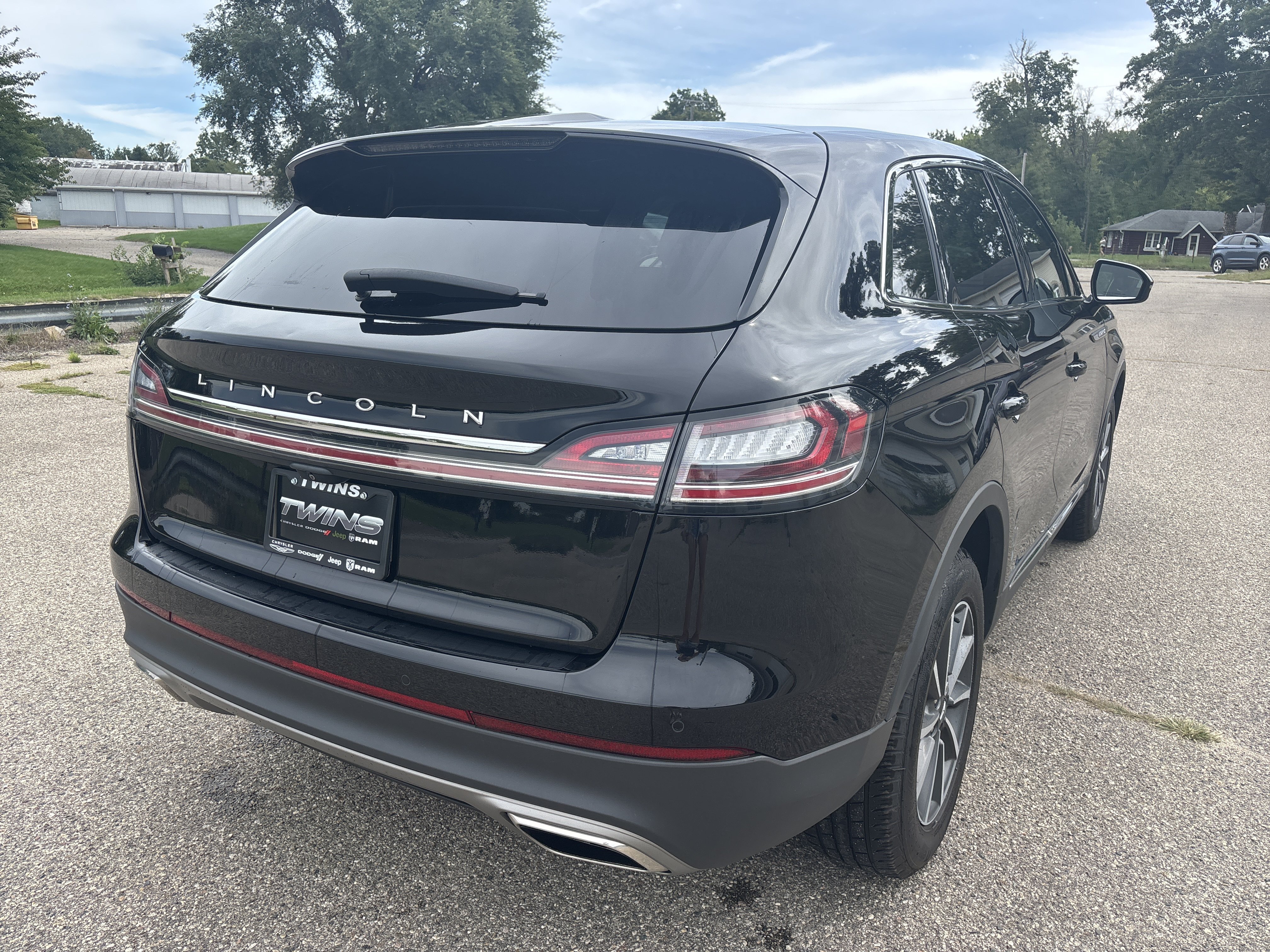 Used 2022 Lincoln Nautilus AWD image 3