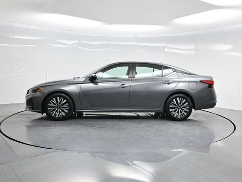 Used 2024 Nissan Altima 2.5 SV FWD image 39
