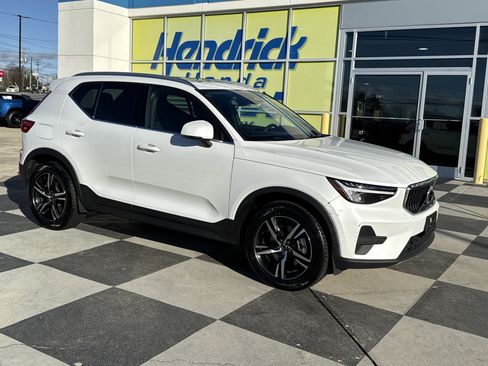 Used 2025 Volvo XC40 B5 Core image 2