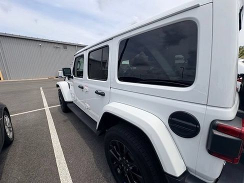 Used 2022 Jeep Wrangler Unlimited Sahara AWD/4WD image 4
