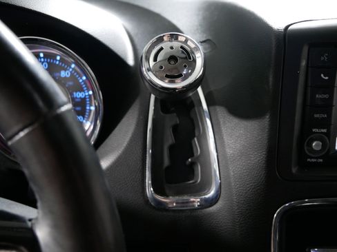 Used 2014 Chrysler Town & Country Touring-L image 24