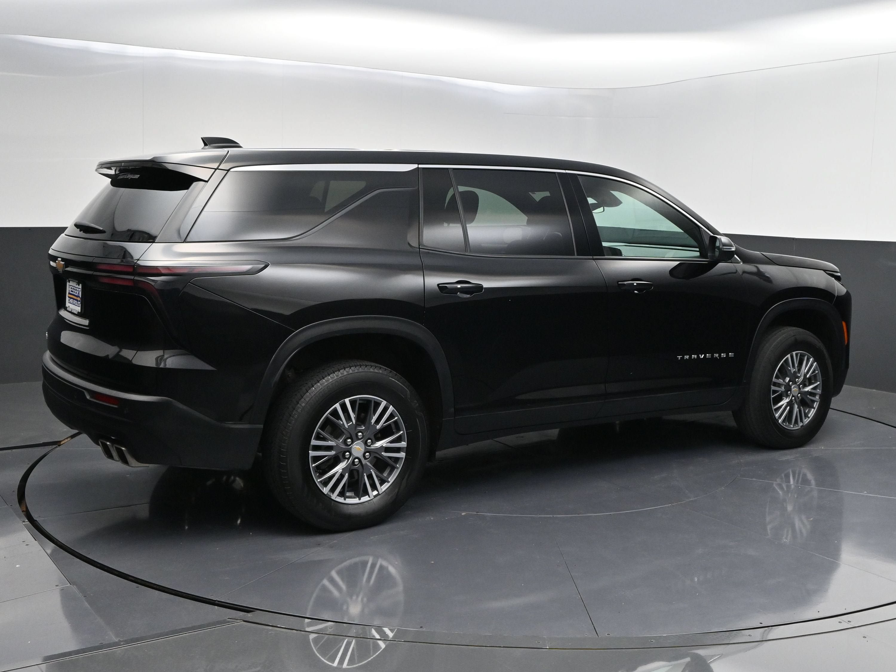 Certified 2024 Chevrolet Traverse LS FWD image 8