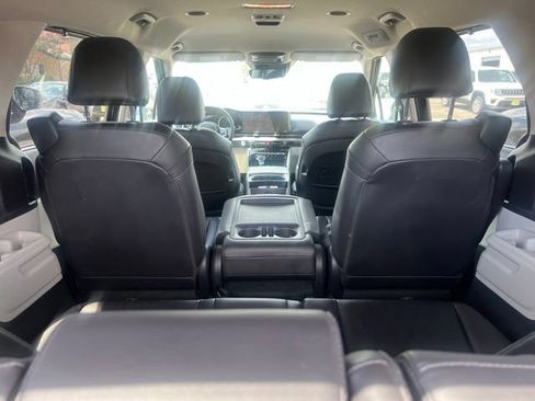 Used 2024 Kia Carnival EX FWD image 16