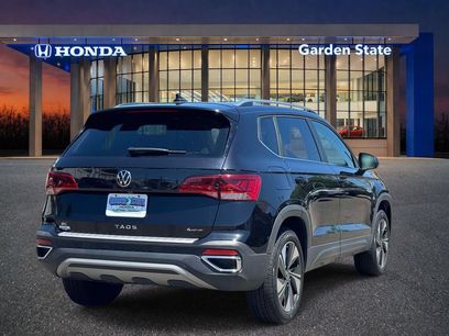 Used 2024 Volkswagen Taos SE w/ Panoramic Sunroof Package