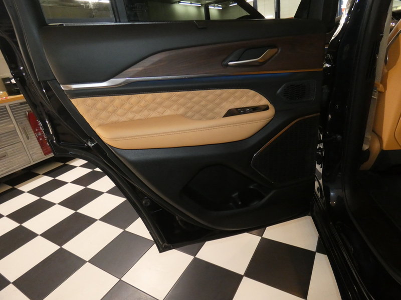 Used 2024 Jeep Grand Cherokee Summit w/ Luxury Tech Group V AWD/4WD image 31