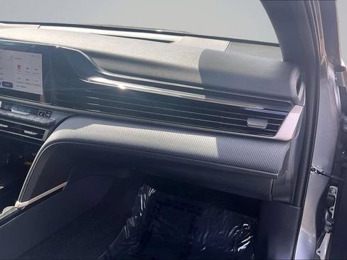 Used 2025 Toyota Camry SE w/ Convenience Package FWD image 17