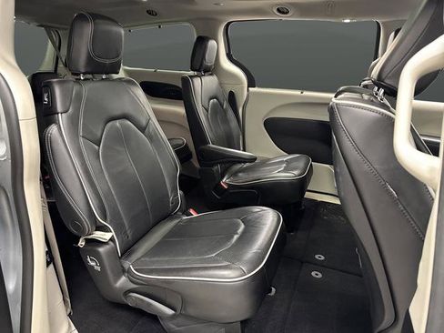 Used 2023 Chrysler Pacifica Limited w/ Uconnect Theater Family Group image 35