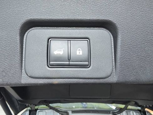 Certified 2025 Nissan Rogue SV FWD image 34
