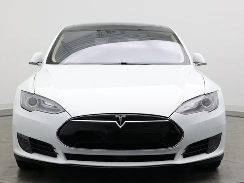 Used 2016 Tesla Model S 70 RWD image 2