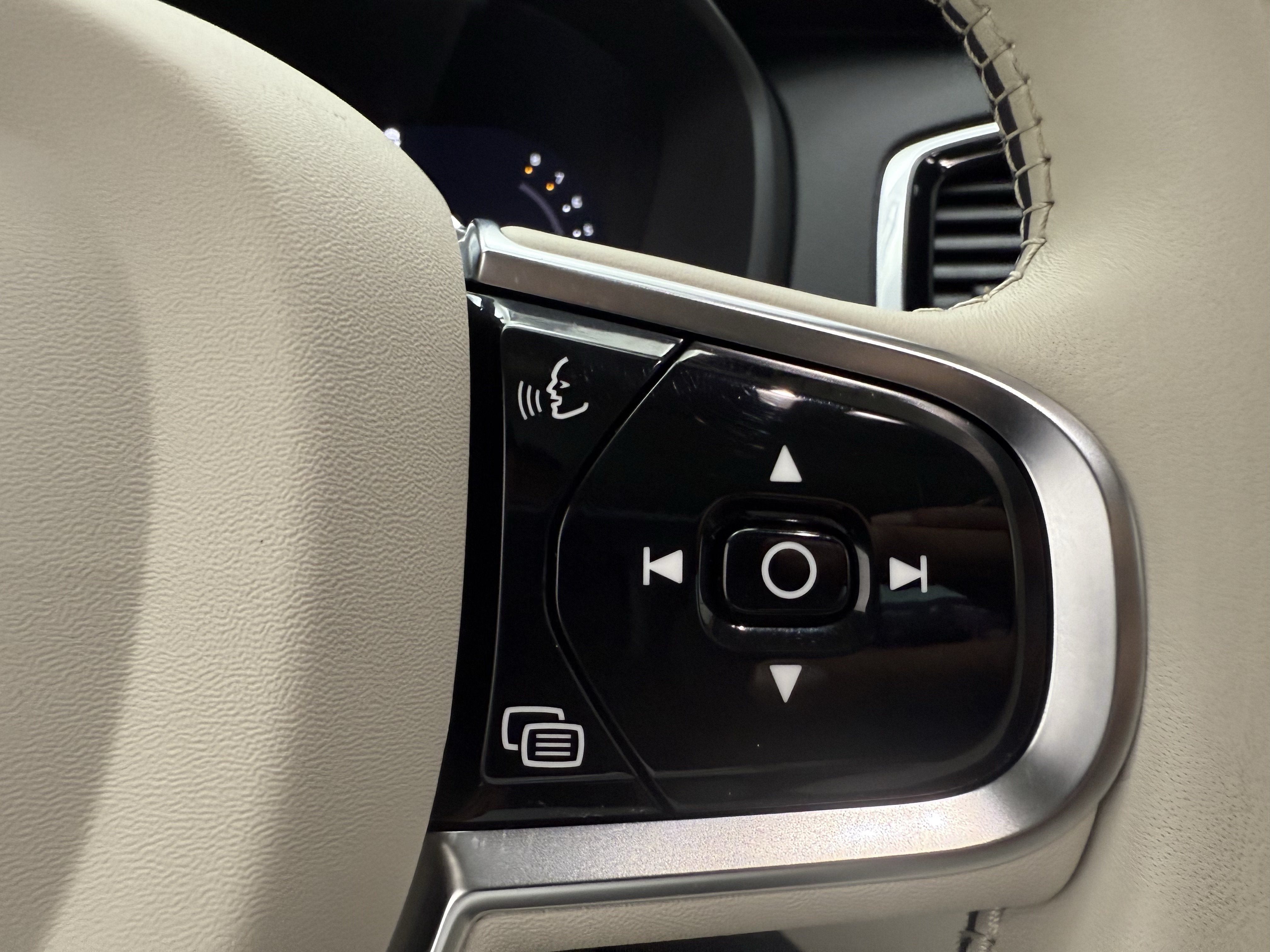 Certified 2024 Volvo XC90 B6 Ultimate w/ Protection Package Premier AWD/4WD image 17