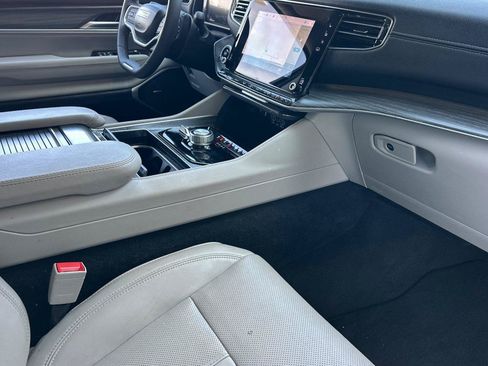 Certified 2024 Jeep Wagoneer Series II AWD/4WD image 17