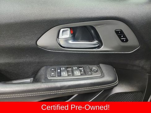Used 2025 Chrysler Pacifica Select image 10