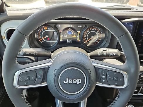 Used 2025 Jeep Wrangler Unlimited Sahara AWD/4WD image 17