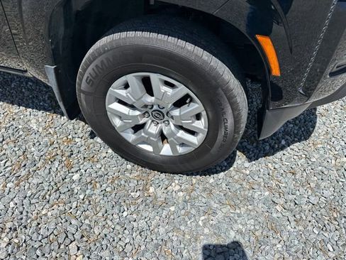 Used 2022 Nissan Frontier SV AWD/4WD image 9