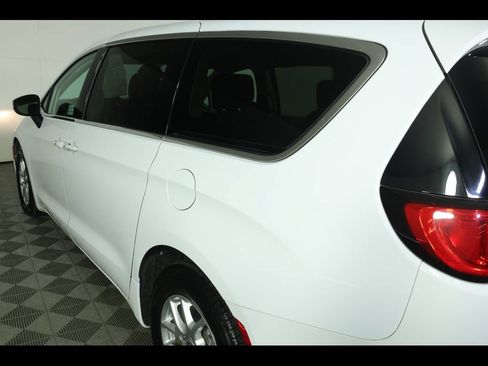 Used 2023 Chrysler Voyager LX FWD image 16