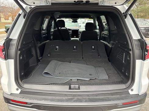 Used 2025 GMC Acadia Elevation image 10