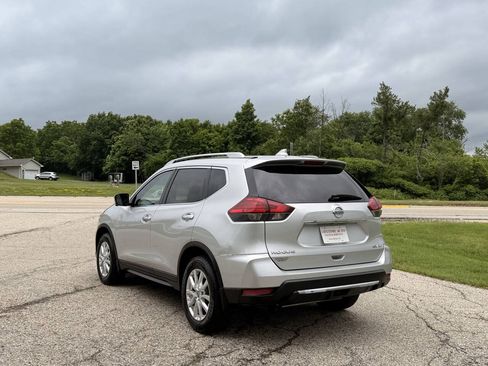 Used 2017 Nissan Rogue SV AWD/4WD image 3