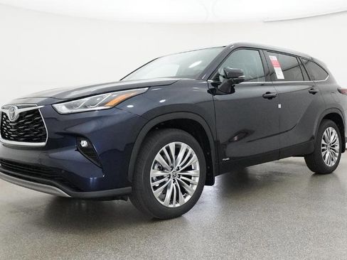 New 2026 Toyota Highlander Platinum image 12