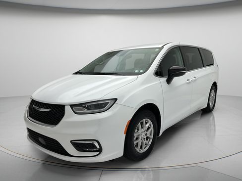 Used 2024 Chrysler Pacifica Touring-L FWD image 3