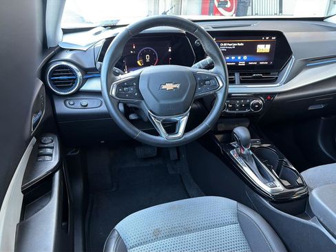Used 2025 Chevrolet Trax LT w/ LT Convenience Package FWD image 18