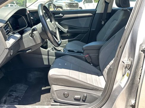 Used 2025 Volkswagen Jetta SE FWD image 19
