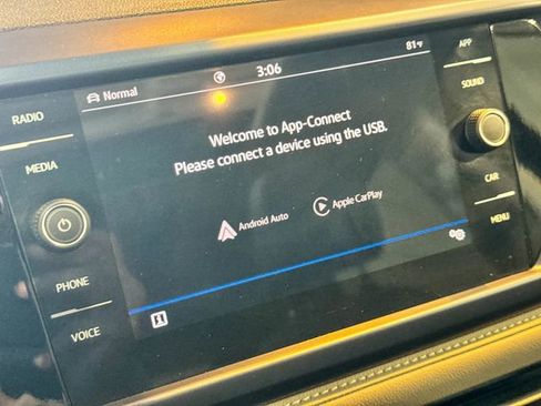 Used 2024 Volkswagen Taos SE w/ Panoramic Sunroof Package image 43