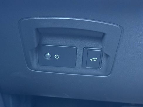 Certified 2025 Land Rover Range Rover Velar Dynamic SE image 32