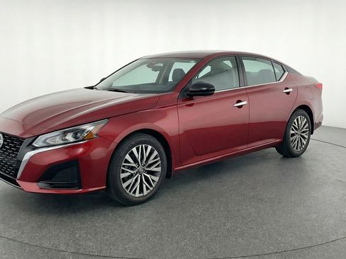 Used 2025 Nissan Altima 2.5 SV image 3