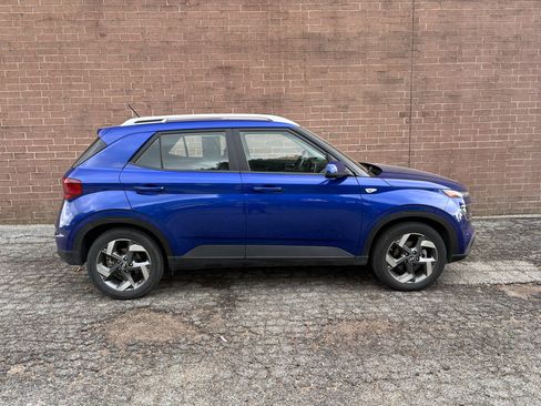 Used 2025 Hyundai Venue SEL FWD image 6