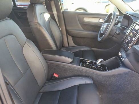 Used 2025 Volvo XC40 B5 Plus image 24
