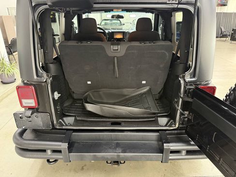 Used 2018 Jeep Wrangler Sport AWD/4WD image 9