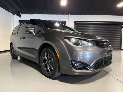 Used 2018 Chrysler Pacifica Touring Plus w/ S Appearance Package FWD image 3