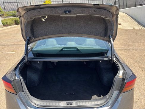Used 2025 Nissan Altima 2.5 SV FWD image 31