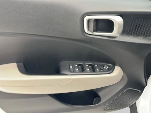 Used 2025 Hyundai Venue SEL FWD image 14