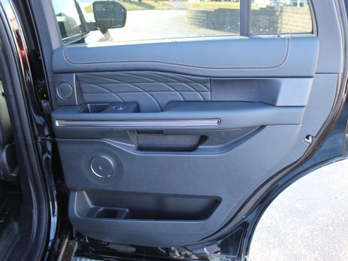 Used 2023 Ford Expedition Platinum image 16