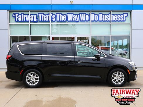 Used 2024 Chrysler Pacifica Touring-L FWD image 1