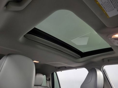 Used 2022 Toyota Highlander XLE AWD/4WD image 18