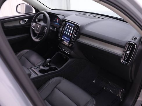 Used 2025 Volvo XC40 B5 Core image 23