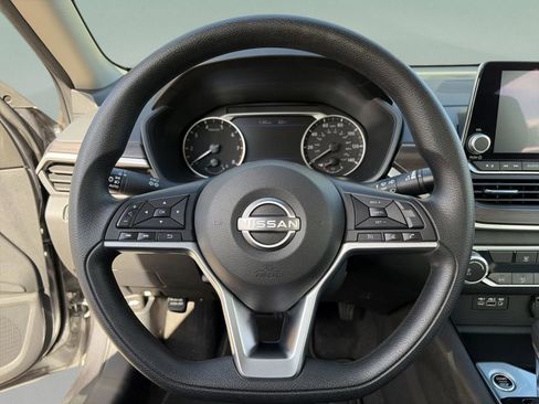 Used 2024 Nissan Altima 2.5 SV image 10