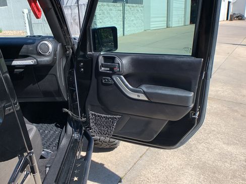 Used 2015 Jeep Wrangler Unlimited Sahara w/ Connectivity Group AWD/4WD image 23