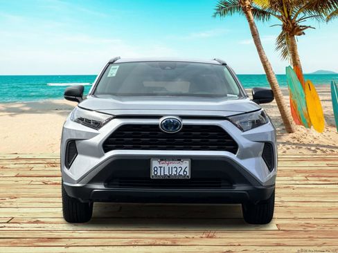 Used 2021 Toyota RAV4 LE image 9