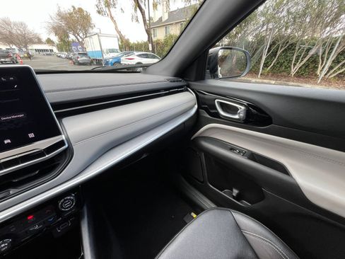 Used 2025 Jeep Compass Limited image 36