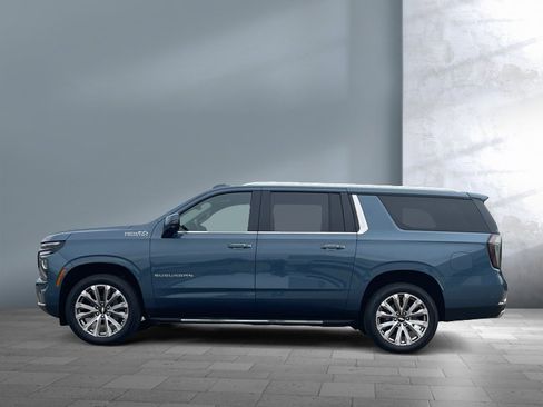 Used 2025 Chevrolet Suburban High Country AWD/4WD image 3