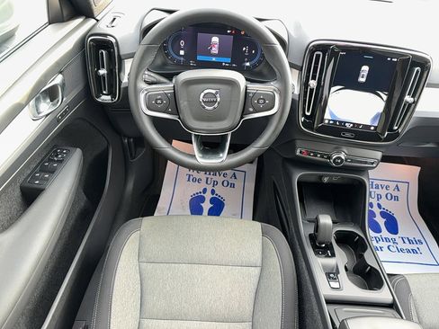 Used 2024 Volvo XC40 B5 Core image 15