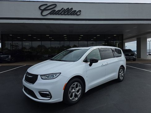 Used 2024 Chrysler Pacifica Limited FWD image 1