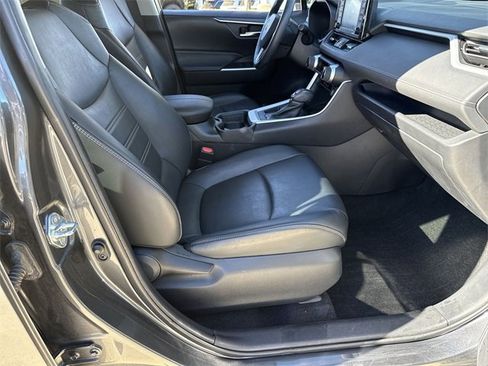 Used 2021 Toyota RAV4 XLE Premium image 15
