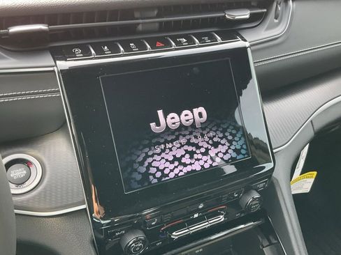 Used 2023 Jeep Grand Cherokee Altitude image 3