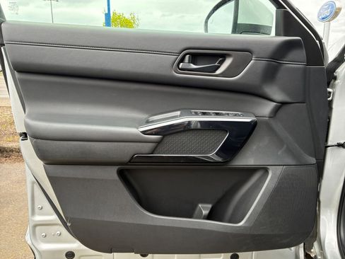 Used 2025 Nissan Pathfinder SV AWD/4WD image 18