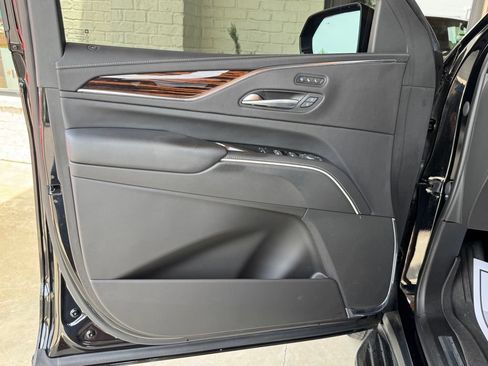 Used 2023 Cadillac Escalade Premium Luxury AWD/4WD image 38