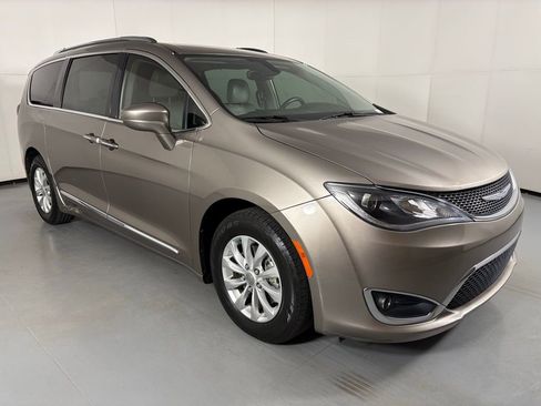Used 2018 Chrysler Pacifica Touring-L w/ Premium Audio Group image 3